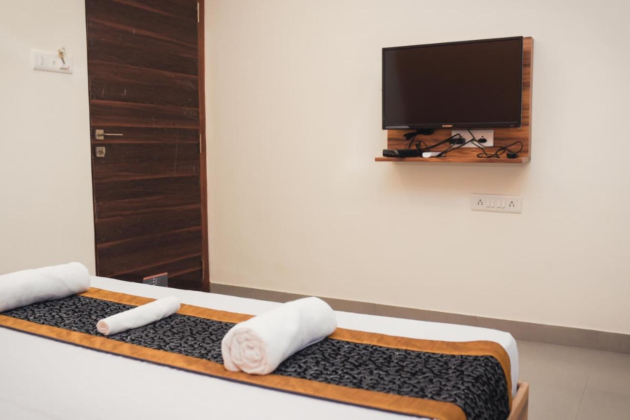 Lotus Hotel Nagaon Beach Alibág Kültér fotó