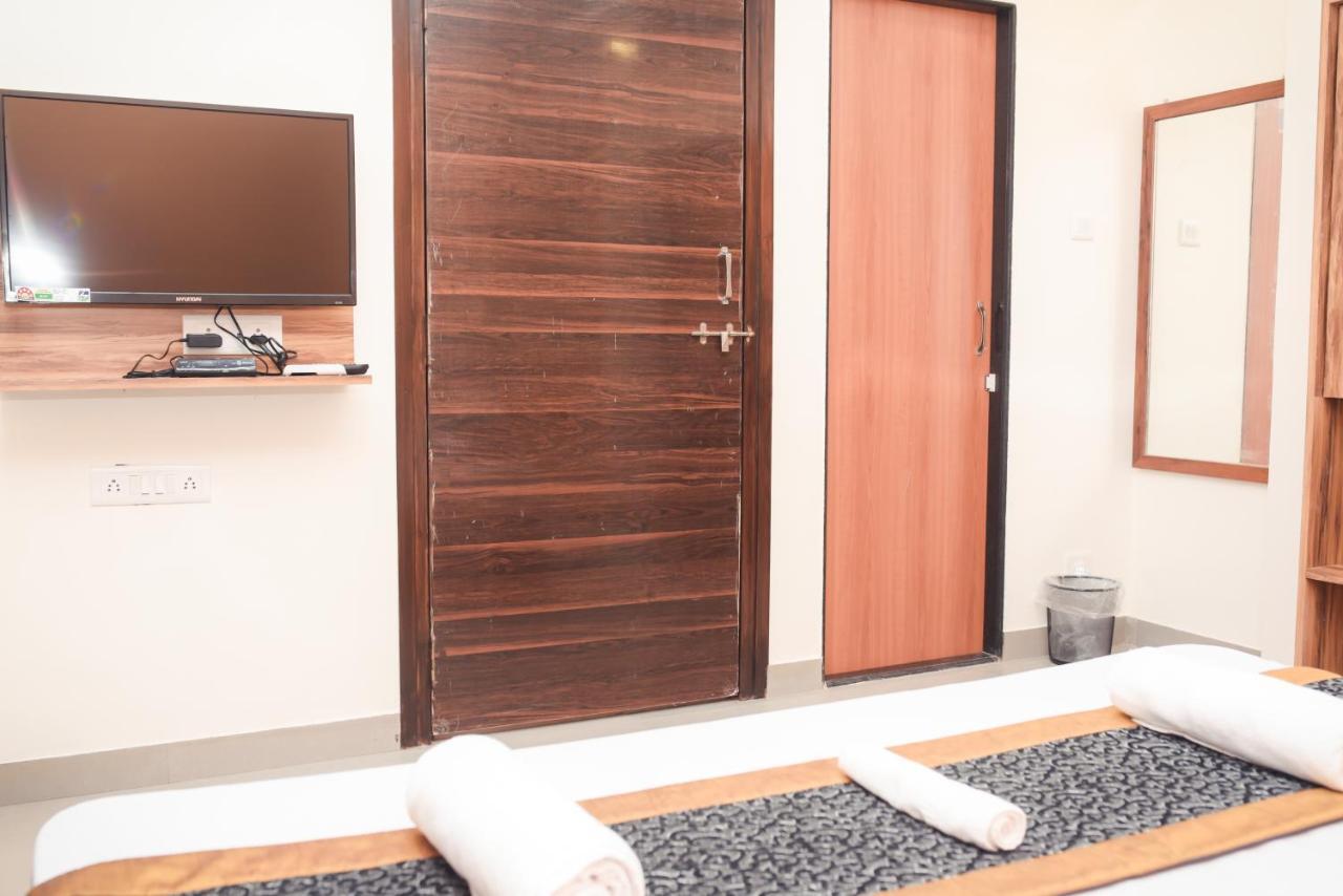 Lotus Hotel Nagaon Beach Alibág Kültér fotó
