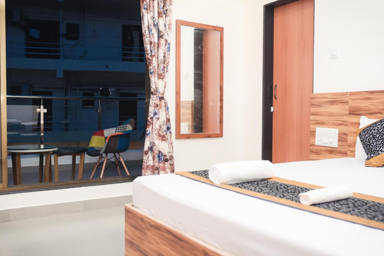 Lotus Hotel Nagaon Beach Alibág Kültér fotó
